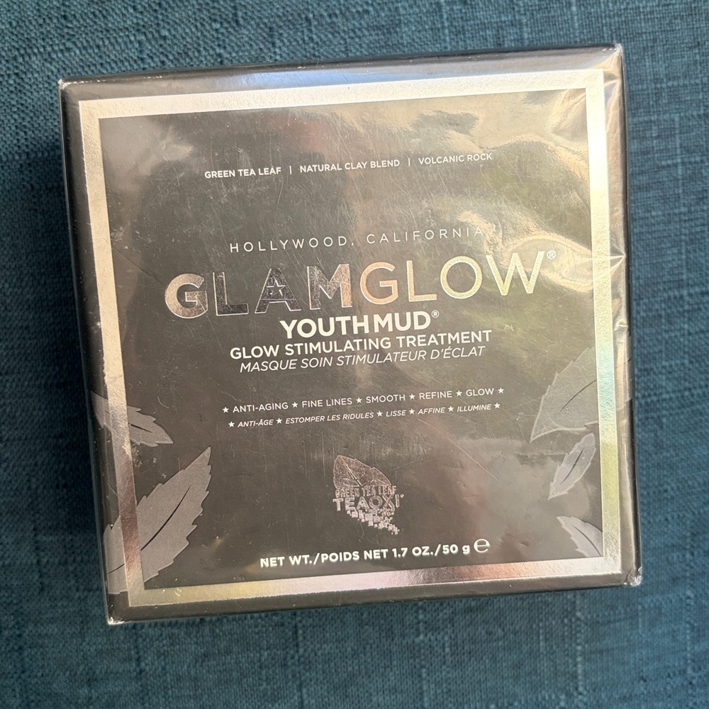 GLAMGLOW Youthmud Treatment with Black and Silver Packaging